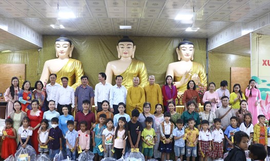 Các em học sinh đồng bào Khmer ở thị xã Vĩnh Châu (Sóc Trăng) được nhận quà từ mạnh thường quân. Ảnh: Phương Anh