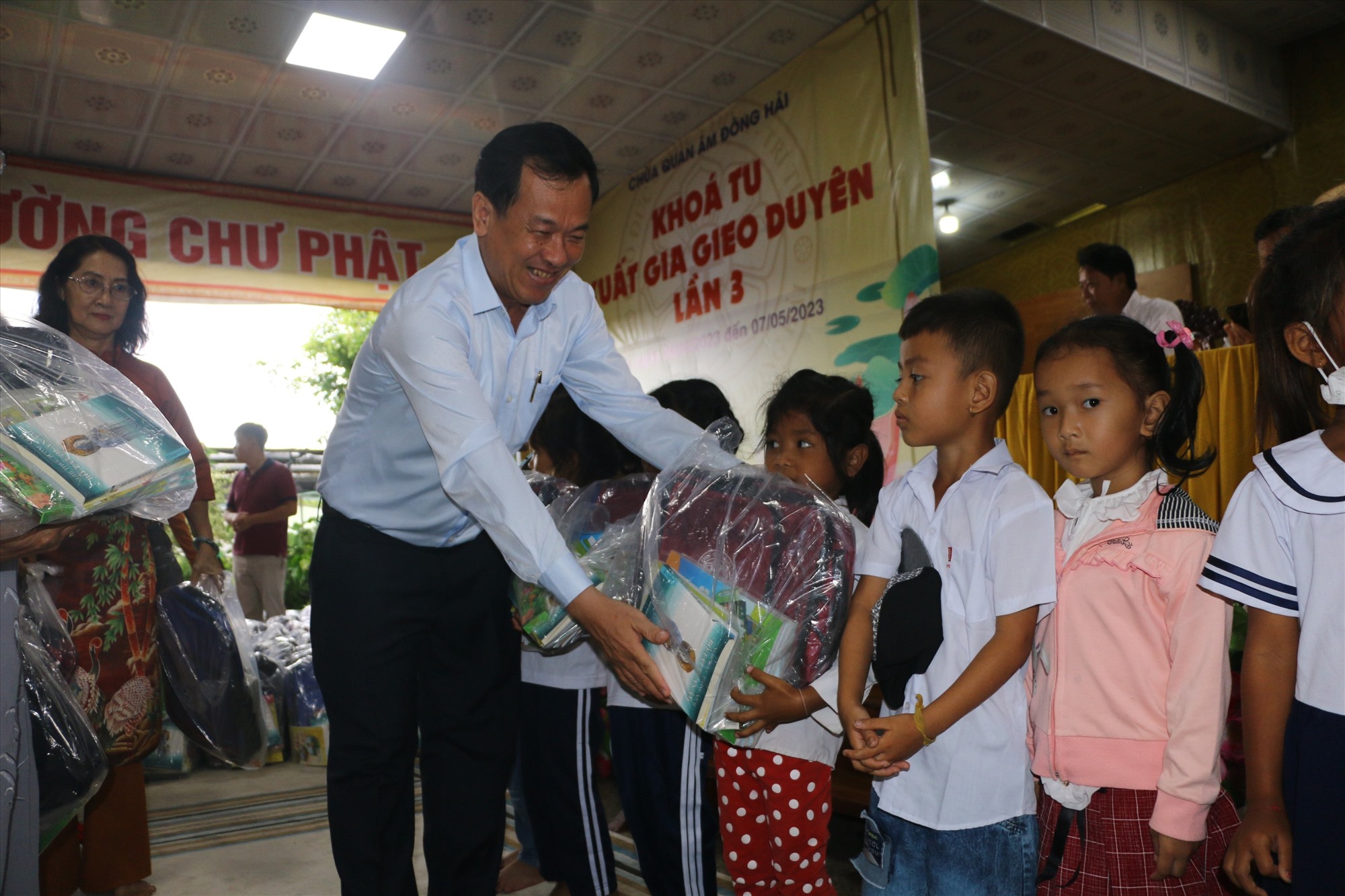 Lãnh đạo UBND Thị xã Vĩnh Châu trao quà cho các em học sinh. Ảnh: Phương Anh