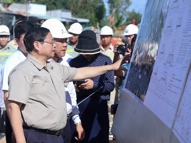 Thủ tướng xem Bản đồ hướng tuyến Dự án nâng cấp Quốc lộ 30 đoạn Cao Lãnh - Hồng Ngự. Ảnh: VGP
