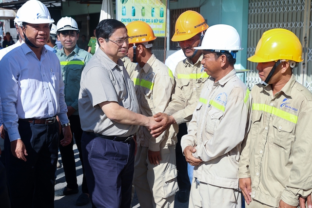 Thủ tướng thăm hỏi, động viên đội ngũ công nhân thi công Dự án nâng cấp Quốc lộ 30 đoạn Cao Lãnh - Hồng Ngự. Ảnh: VGP