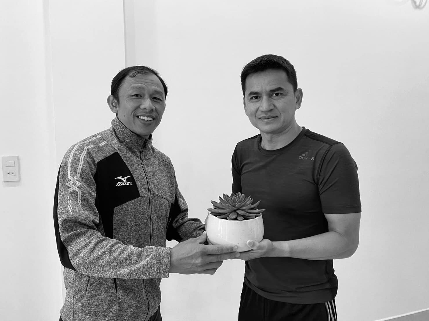 Huấn luyện viên Kiatisak kể về kỷ niệm với trợ lý Dương Minh Ninh