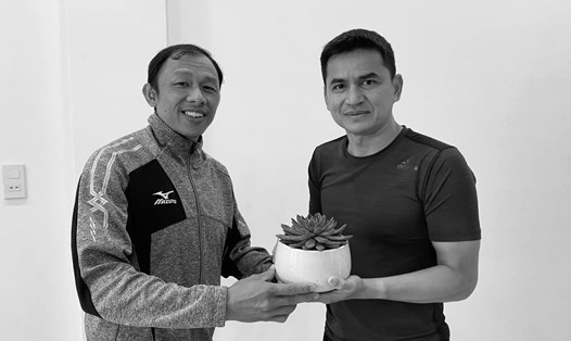 Món quà đầu tiên trợ lý Dương Minh Ninh tặng huấn luyện viên Kiatisak khi mới trở lại dẫn dắt Hoàng Anh Gia Lai. Ảnh: FBNV