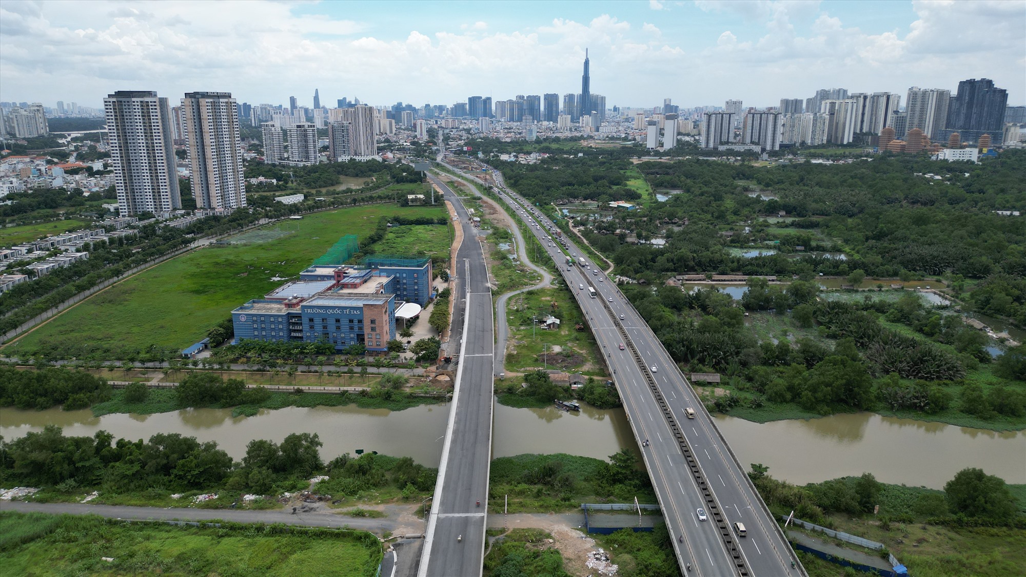 Cao tốc TP HCM - Long Thành - Dầu Giây giai đoạn 1 với quy mô 4 làn xe đã được Tổng công ty Đầu tư phát triển đường cao tốc Việt Nam (VEC) đầu tư và đưa vào khai thác năm 2016.