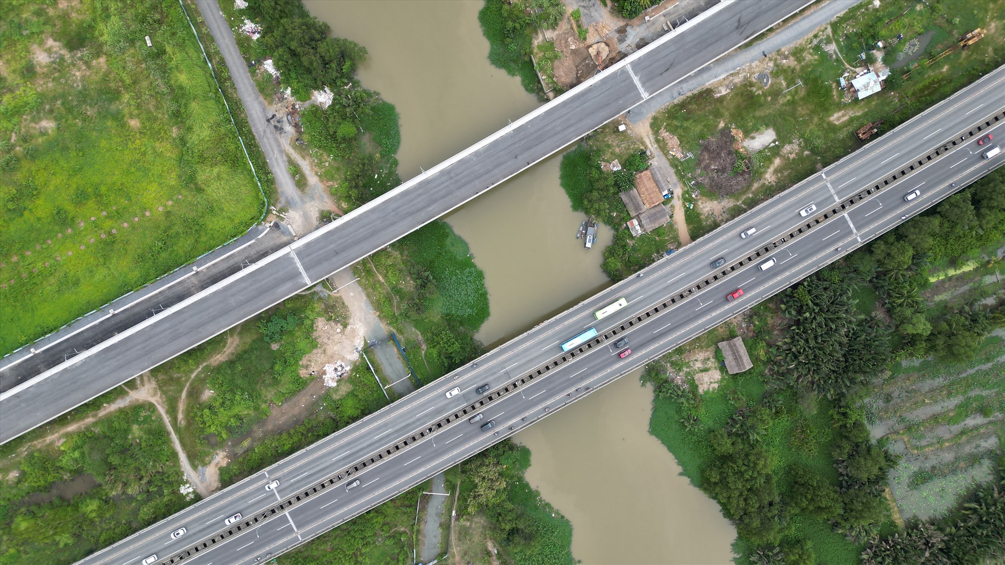 Cũng theo hồ sơ đề xuất, đoạn tuyến cao tốc từ nút giao An Phú đến đường vành đai 2 đã được GPMB và đang được địa phương quản lý theo lộ giới bề rộng 116 m, trong đó đã cơ cấu đủ cho đường bộ cao tốc (quy mô 8 làn xe bề rộng 36 m) và hai tuyến đường sắt tốc độ cao Nha Trang - TP HCM; đường sắt nhẹ Thủ Thiêm - Long Thành (bề rộng dải đất dành cho đường sắt rộng 40 m) và đường đô thị song hành hai bên (mỗi bên rộng 20 m).