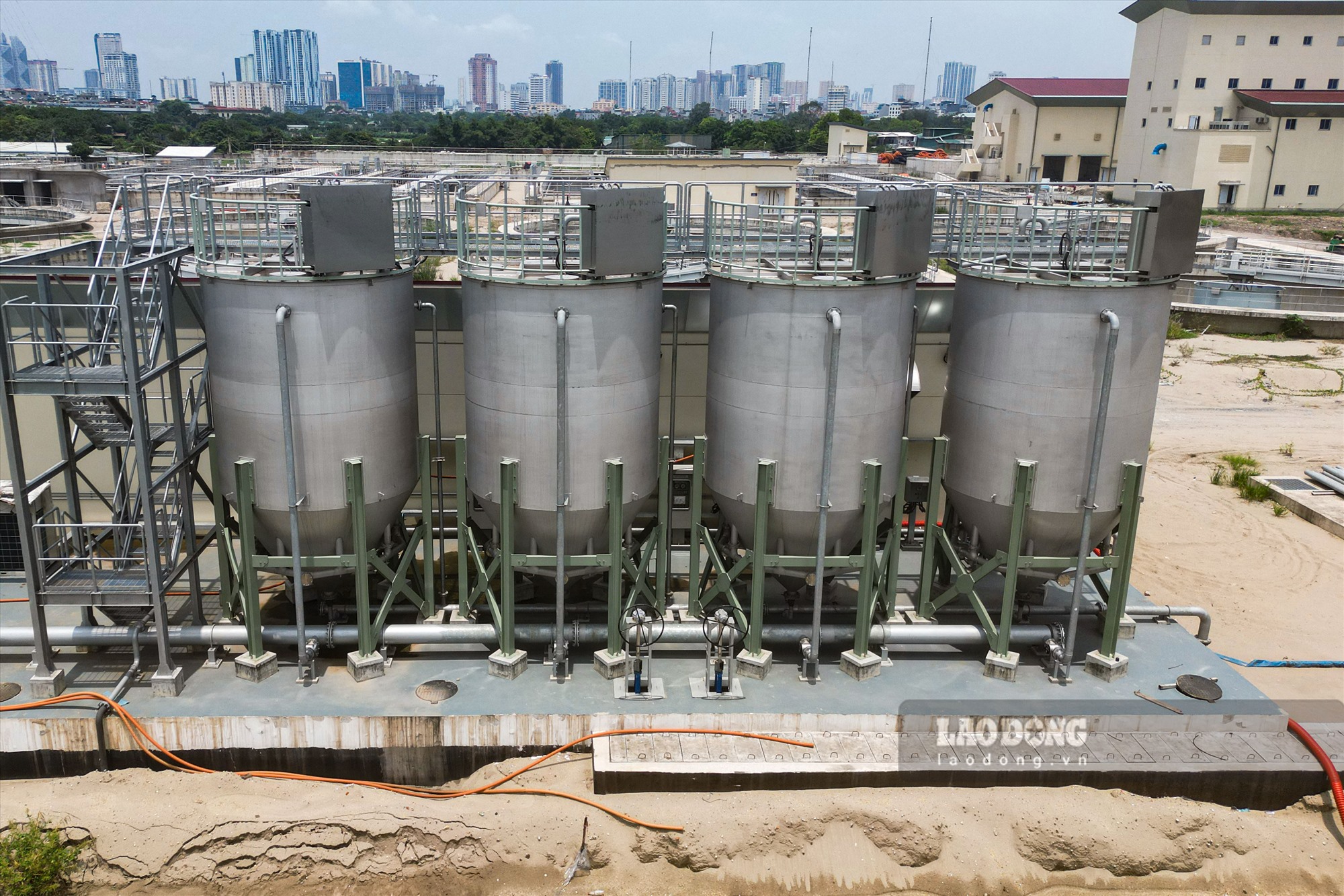 Giám đốc Ban Quản lý dự án đầu tư xây dựng công trình Hạ tầng kỹ thuật và Nông nghiệp TP Hà Nội -Hoàng Trọng Tùng - cho biết: Dự án xây dựng hệ thống xử lý nước thải Yên Xá công suất 270.000 m3/ngày đêm, bao gồm 4 gói thầu chính.
