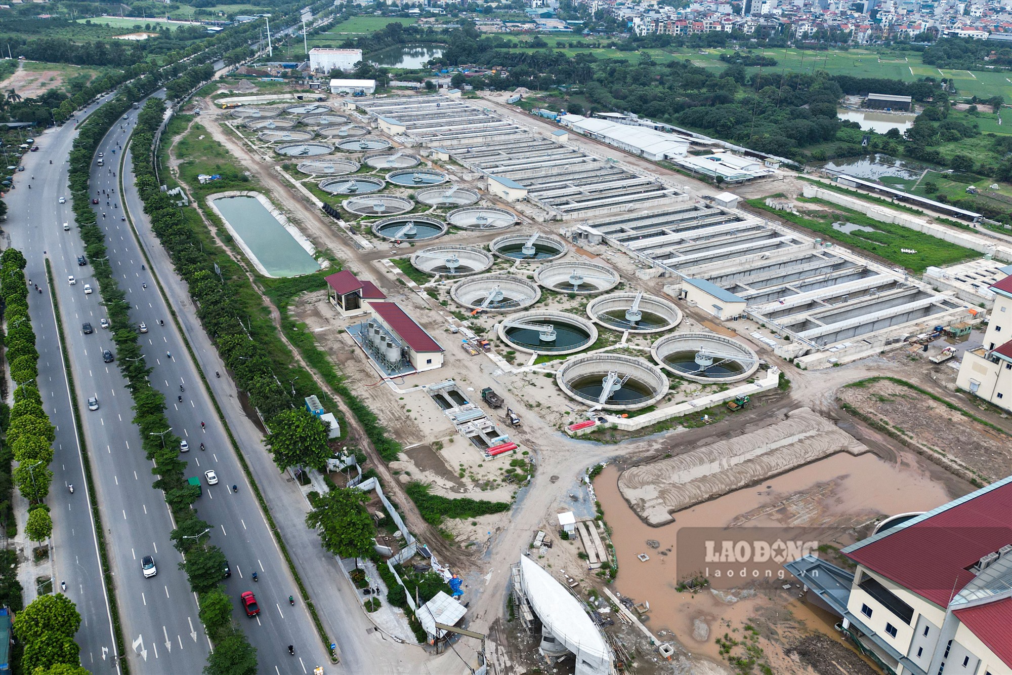 Dự án nhà máy xử lý nước thải Yên Xá có tổng diện tích 13,8ha và tổng mức đầu tư hơn 16.000 tỉ đồng, nằm ở (Thanh Trì, Hà Nội).