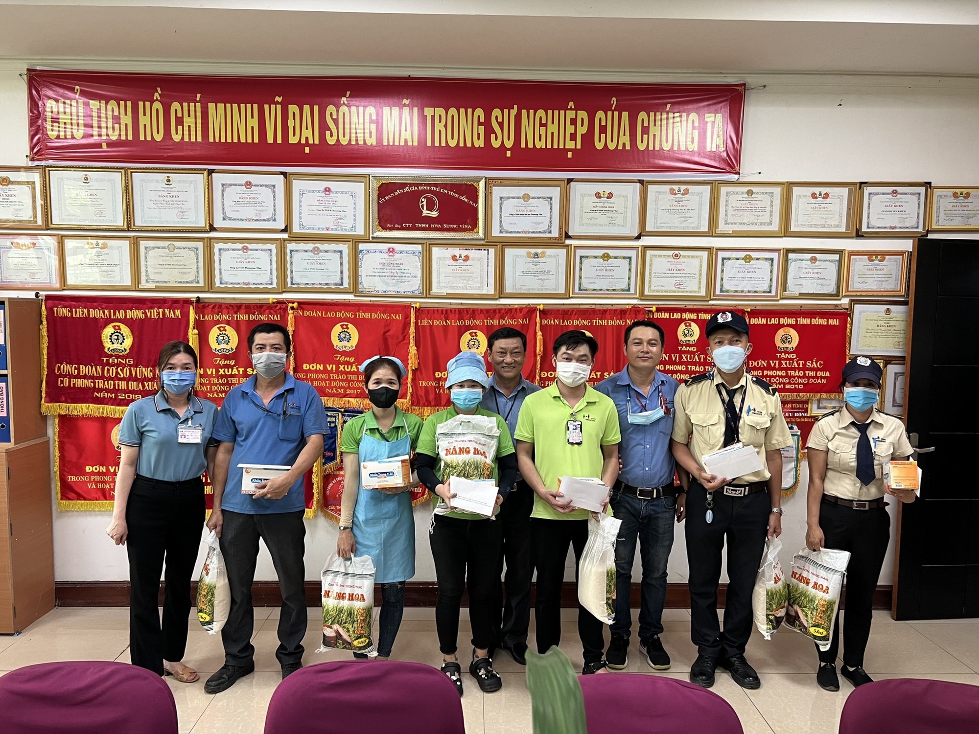 Công đoàn cơ sở Công ty TNHH Hwaseung Vina tặng quà công nhân khó khăn trong tháng công nhân 2023. Ảnh: Hà Anh Chiến