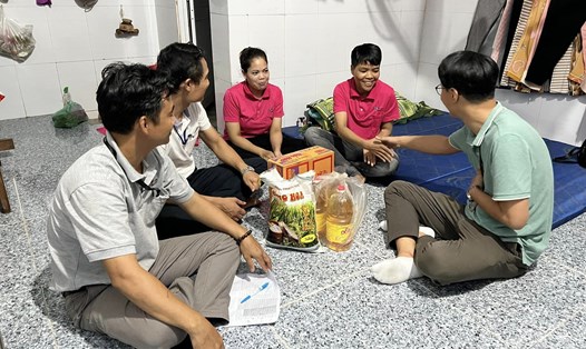 Công đoàn cơ sở Công ty TNHH Hwaseung Vina về nhà trọ thăm công nhân. Ảnh: Hà Anh Chiến