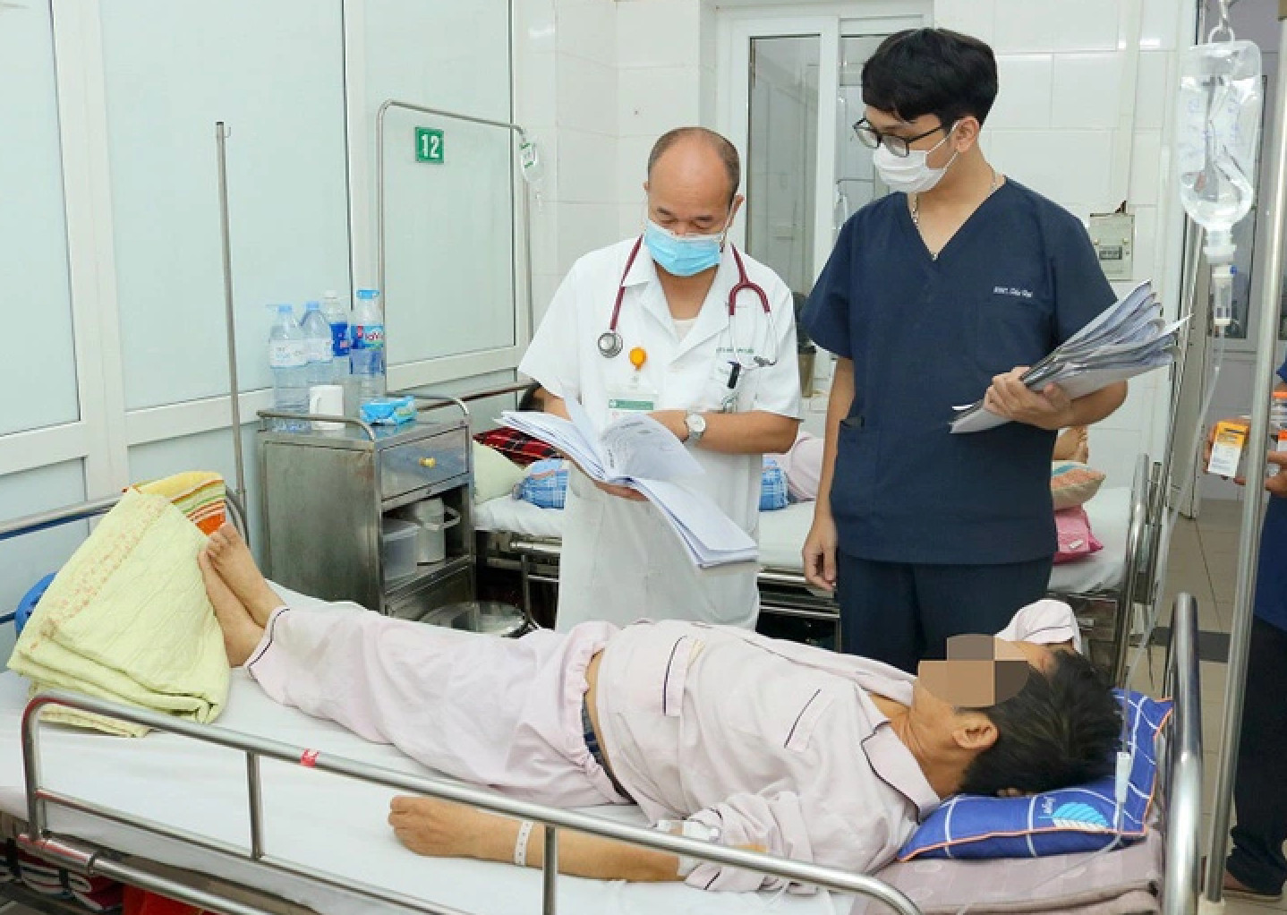 Nam bệnh nhân ở Điện Biên nhiễm sán lá phổi do ăn gỏi cua sống. Ảnh: BVCC