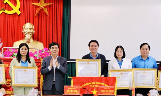 Trao Bằng khen và cờ thi đua của UBND tỉnh Ninh Bình cho các tập thể có thành tích xuất sắc trong các phong trào thi đua. Ảnh: Diệu Anh
