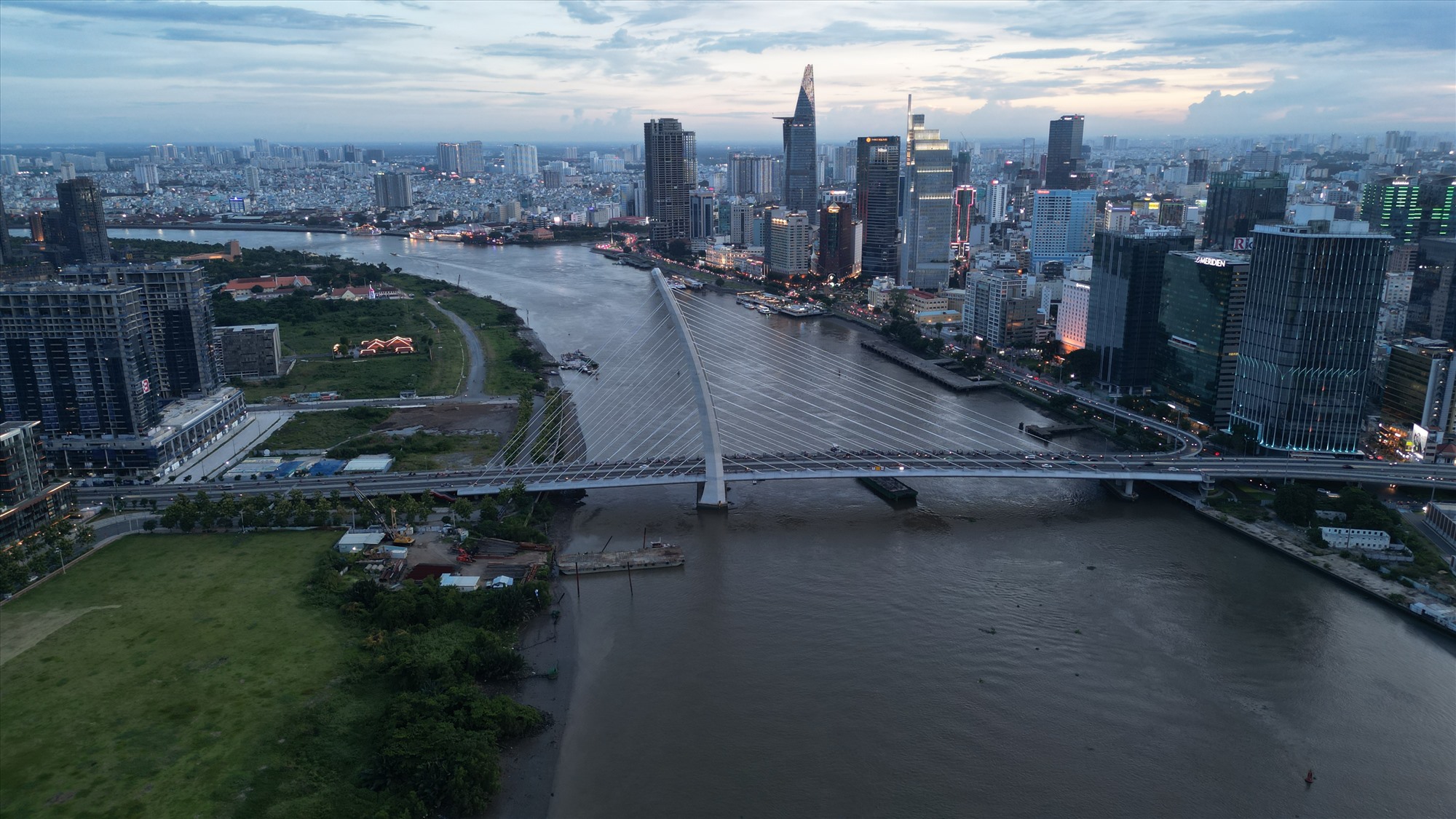 Toàn cảnh cầu Ba Son bắc qua sông Sài Gòn nối quận 1 với TP Thủ Đức.