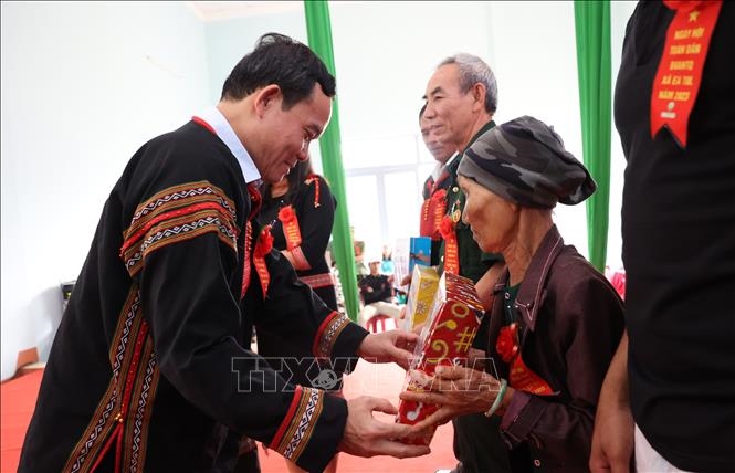 Phó Thủ tướng Trần Lưu Quang tặng quà cho hộ gia đình có hoàn cảnh khó khăn trên địa bàn xã Ea Tul. Ảnh: TTXVN