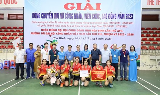 Ban tổ chức trao cúp, giải thưởng cho đội nhất Công đoàn huyện Lạc Thủy. Ảnh: Minh Thành