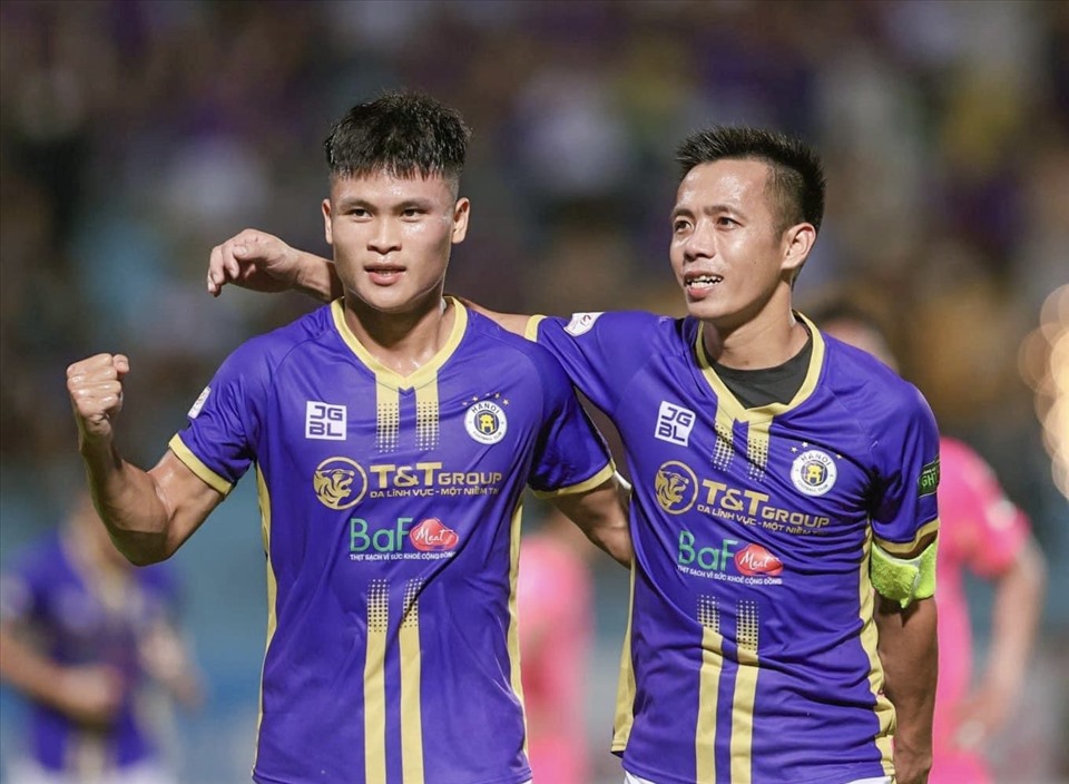 Văn Quyết trở lại mang đến sức sống mới cho Hà Nội FC trong cuộc đua song mã với đối thủ Công an Hà Nội. Ảnh: Minh Dân