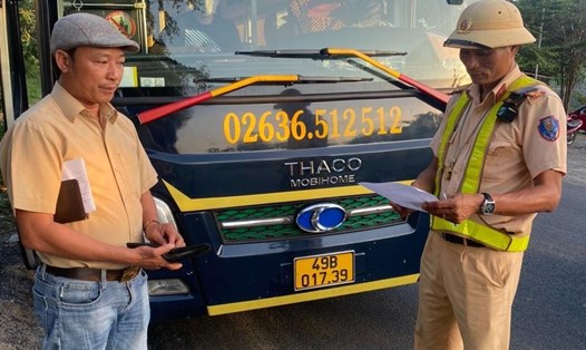 Lực lượng CSGT nhắc nhở tài xế chú ý đảm bảo an toàn giao thông khi lưu thông trên tuyến Quốc lộ đi Đắk Nông. Ảnh: Công an cung cấp