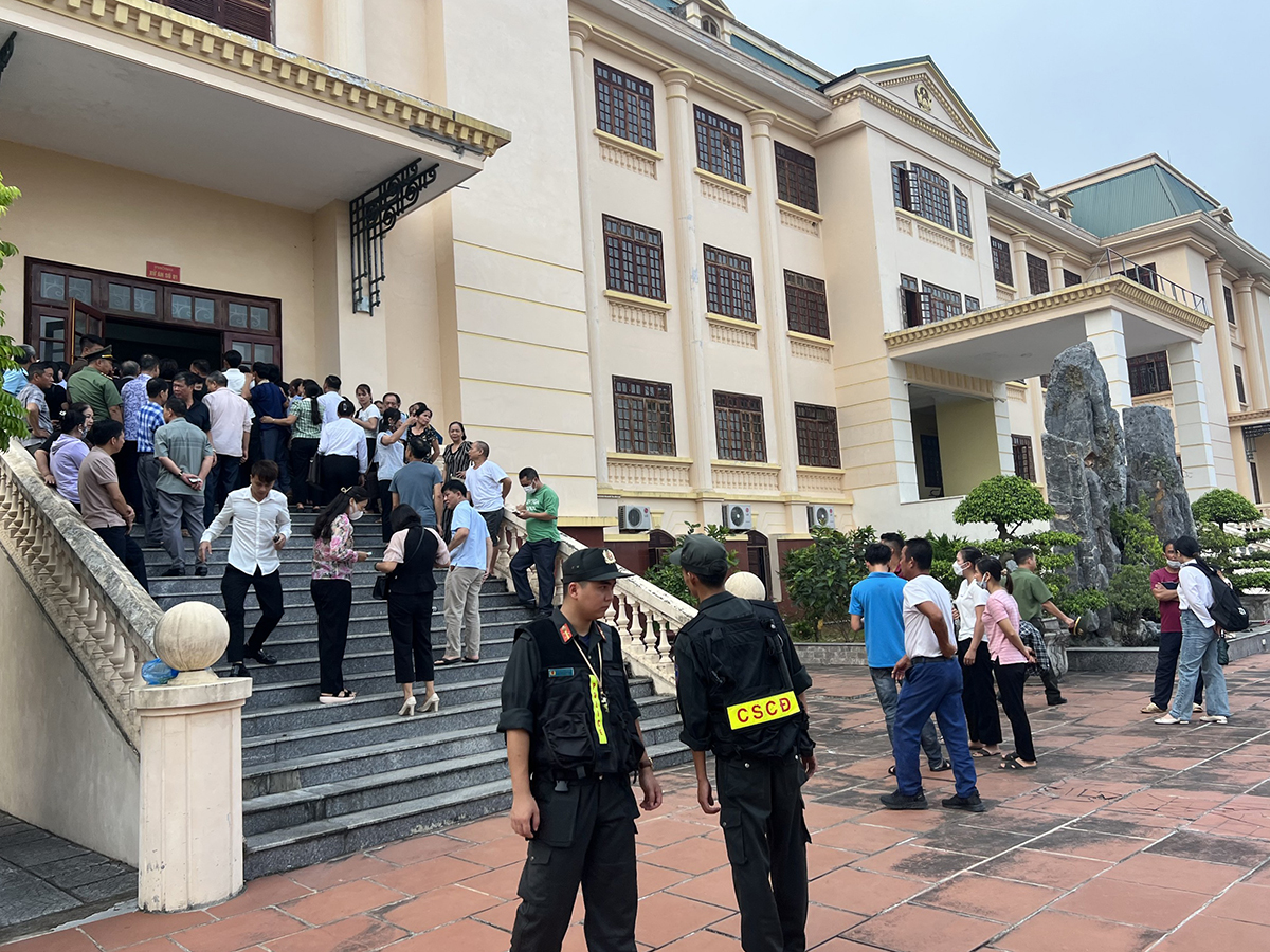 Đông đảo người dân địa phương có mặt từ sáng sớm để theo dõi phiên tòa. Ảnh: Long Nguyễn.