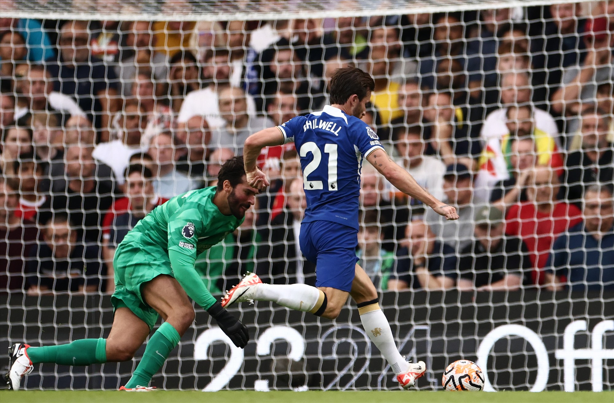 Chelsea khiến đối thủ bất ngờ khi để Ben Chilwell nhiều lần xâm nhập vòng cấm. Ảnh: AFP