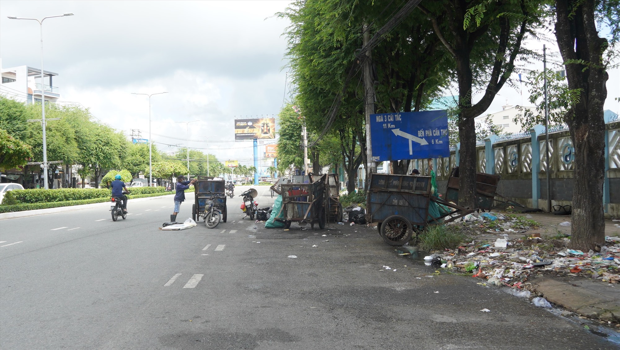 Bên cạnh đó, tình trạng rác thải tập kết ở ngay cổng bệnh viện cũng là nguyên nhân.