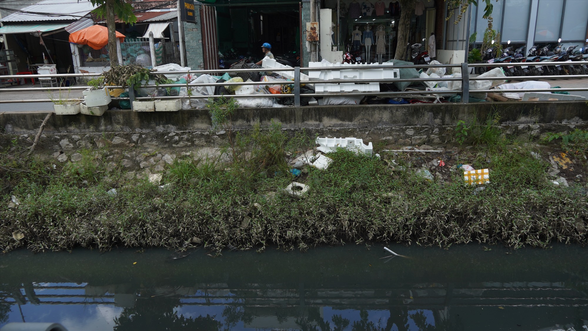 Theo khảo sát của phóng viên, tình trạng rác thải sinh hoạt vẫn bị người dân vứt bừa bãi trên đường, dưới dòng kênh, rạch, hồ. Đây có thể là một trong những nguyên nhân chính có thể dẫn tới dịch sốt xuất huyết bùng phát.