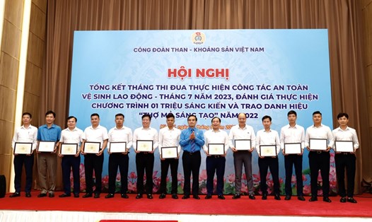 Công đoàn Than - Khoáng sản Việt Nam trao thưởng cho các tập thể, cá nhân xuất sắc tại hội nghị. Ảnh: CĐ TKV