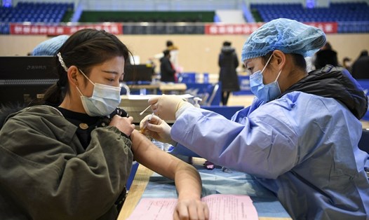 Một công dân đang tiêm vaccine COVID-19 tại Trung Quốc. Ảnh: Xinhua