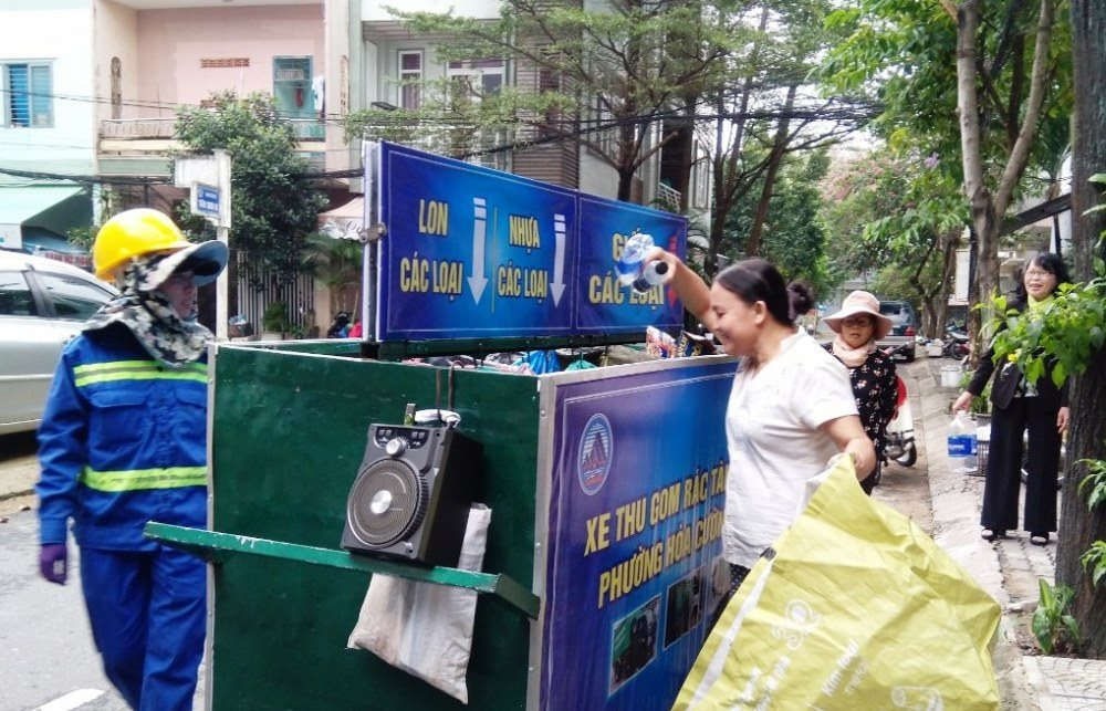 Waste classification at source requires propaganda to raise people's awareness and invest in collection equipment. Photo: Lan Anh