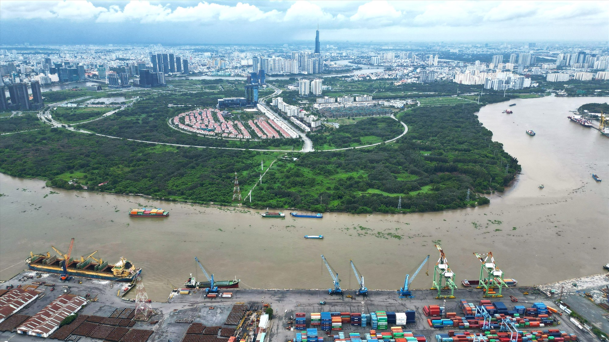  Diện tích khu lâm viên chạy dọc sông Sài Gòn với một mảng xanh đặc thù. Đối diện bên kia sông với trung tâm Quận 1, khu dân cư đông đúc, cảng và khu chế xuất Tân Thuận thuộc địa bàn quận 4,7.  