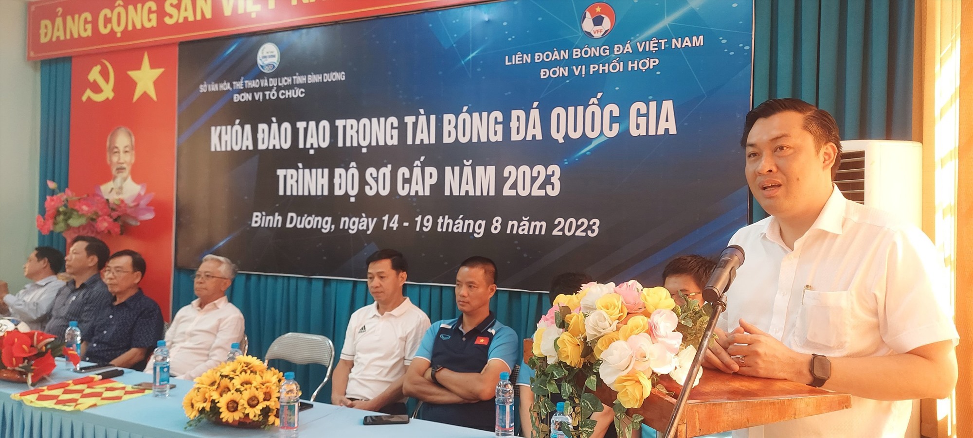 Ông Cao Văn Chóng – Phó Giám đốc Sở Văn hóa, Thể thao và Du lịch tỉnh Bình Dương - Trưởng Ban tổ chức khóa đào tạo phát biểu khai giảng. Ảnh: VFF