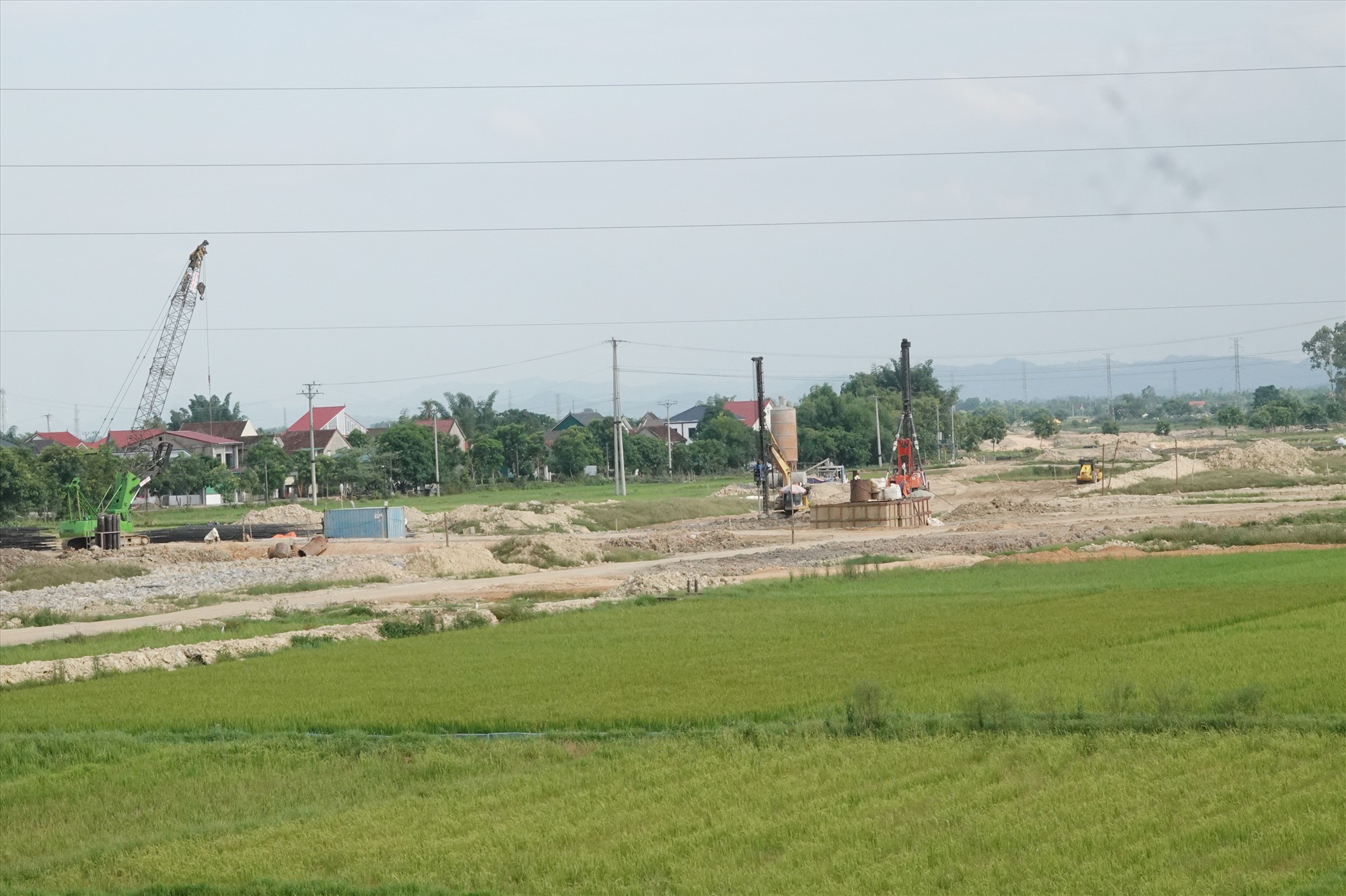 Phần đường cao tốc Bắc - Nam đoạn Bãi Vọt - Hàm Nghi cạnh cầu vượt trên quốc lộ 8 thuộc xã Thanh Bình Thịnh. Ảnh: Trần Tuấn.