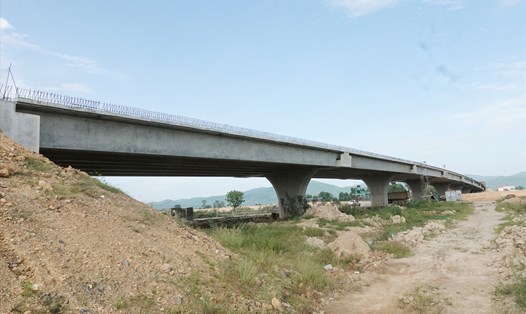 Cầu vượt cao tốc Bắc - Nam đoạn Diễn Châu - Bãi Vọt trên Quốc lộ 8 thuộc xã Thanh Bình Thịnh, huyện Đức Thọ, tỉnh Hà Tĩnh đã gần hoàn thành. Ảnh: Trần Tuấn