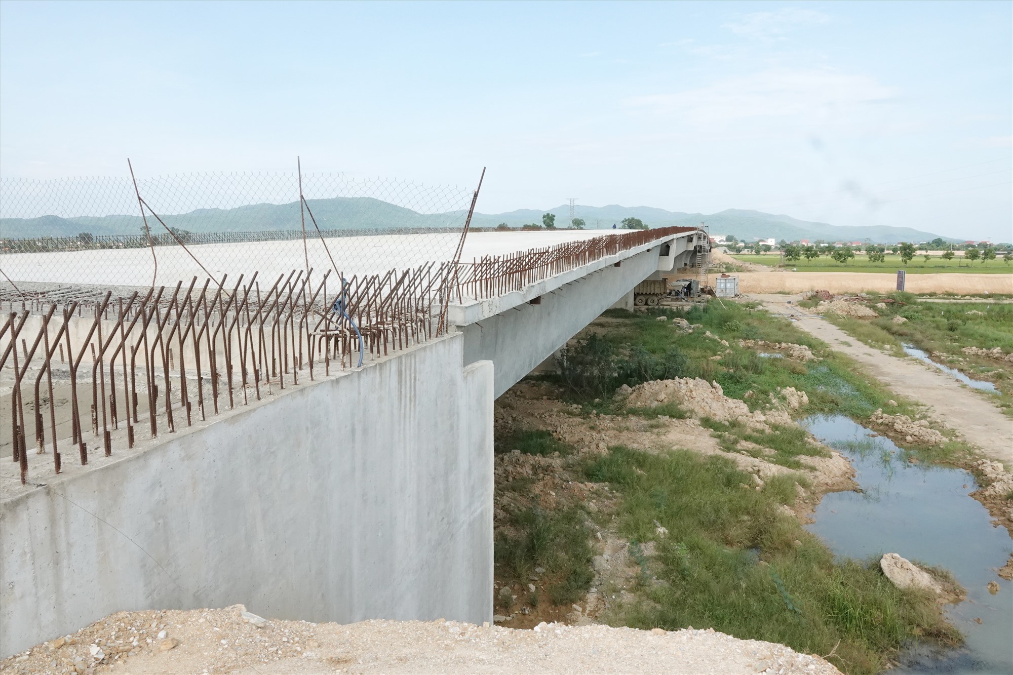 Cầu vượt cao tốc Bắc - Nam đoạn Diễn Châu - Bãi Vọt trên tuyến quốc lộ 8 qua xã Thanh Bình Thịnh (Đức Thọ) đã gần hoàn thành. Ảnh: Trần Tuấn.