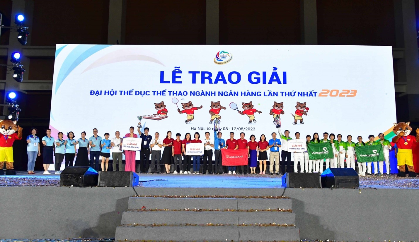 Các đại diện Đoàn thể thao Vietcombank (ngoài cùng bên phải) nhận khen thưởng giải Nhì toàn Đoàn 