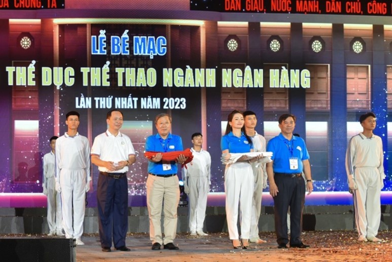 Phó Thống đốc Thường trực Đào Minh Tú thực hiện nghi thức trao cờ cho Ban Tổ chức Đại hội