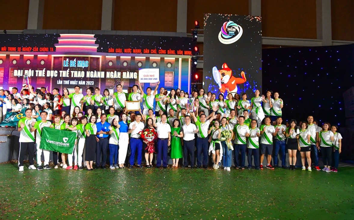 Lãnh đạo NHNN và Công đoàn ngành Ngân hàng chụp ảnh lưu niệm với đại diện Ban lãnh đạo Vietcombank và Đoàn thể thao Vietcombank tại Lễ bế mạc