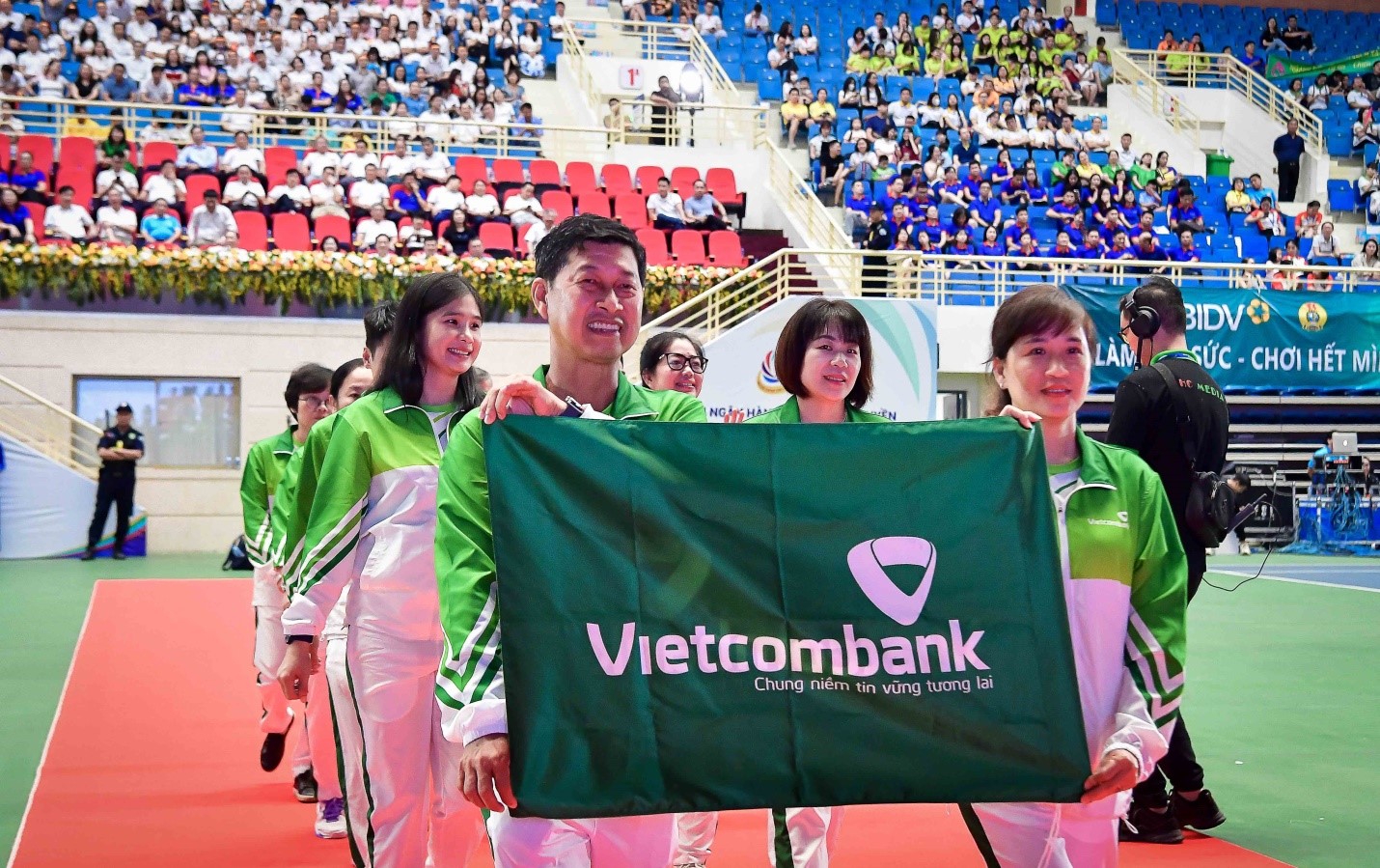 Cờ Vietcombank được đại diện Đoàn thể thao rước tại Lễ bế mạc