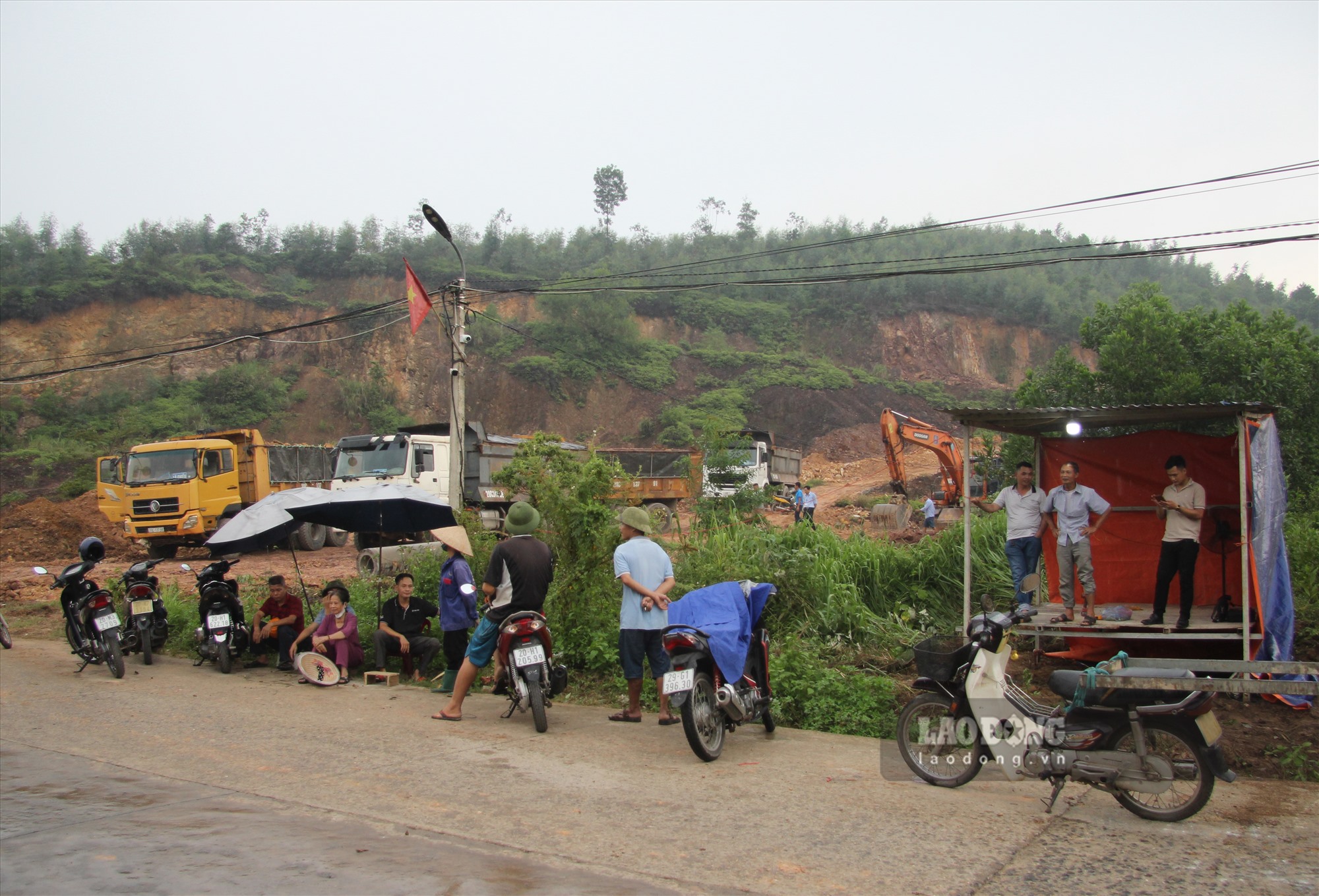 Người dân xã Minh Đức lập lán, đứng canh không cho xe vào chở đất từ dự án 