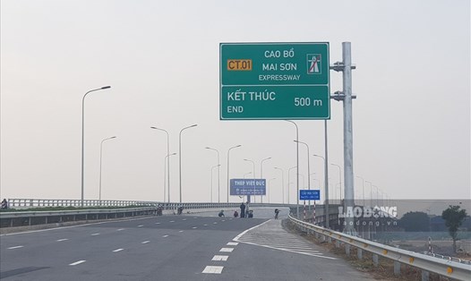 Tuyến cao tốc Cao Bồ - Mai Sơn có chiều dài hơn 15km, đã được đầu tư, đưa vào khai thác từ tháng 2.2022, đang bộc lộ nhiều hạn chế khi chỉ có quy mô 4 làn xe, vận tốc khai thác 80km/h và không có làn dừng khẩn cấp liên tục. Ảnh: Diệu Anh