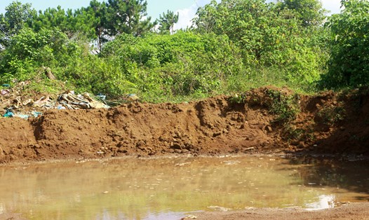 Khu vực các đối tượng tiến hành đào trộm đất công ở thành phố Bảo Lộc (Lâm Đồng). Ảnh: Đức tú