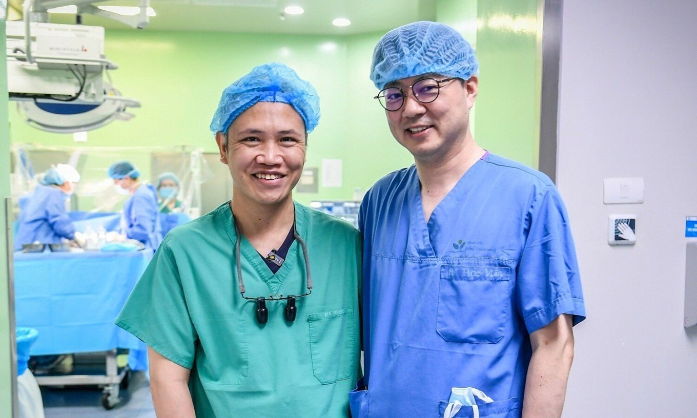 BS Trường cùng chuyên gia về phẫu thuật tim bẩm sinh người Nhật. Ảnh: BVCC