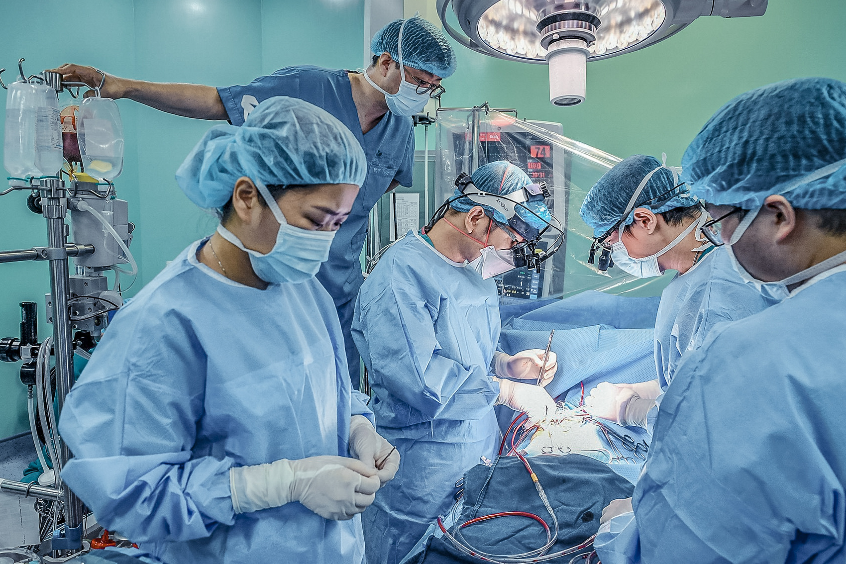 Các bác sĩ thực hiện ca phẫu thuật tim bẩm sinh bằng kỹ thuật ít xâm lấn. Ảnh: BVCC