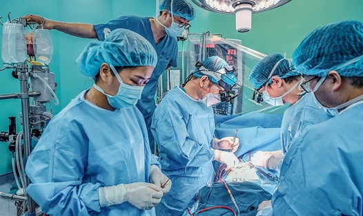 Các bác sĩ thực hiện ca phẫu thuật tim bẩm sinh bằng kỹ thuật ít xâm lấn. Ảnh: BVCC