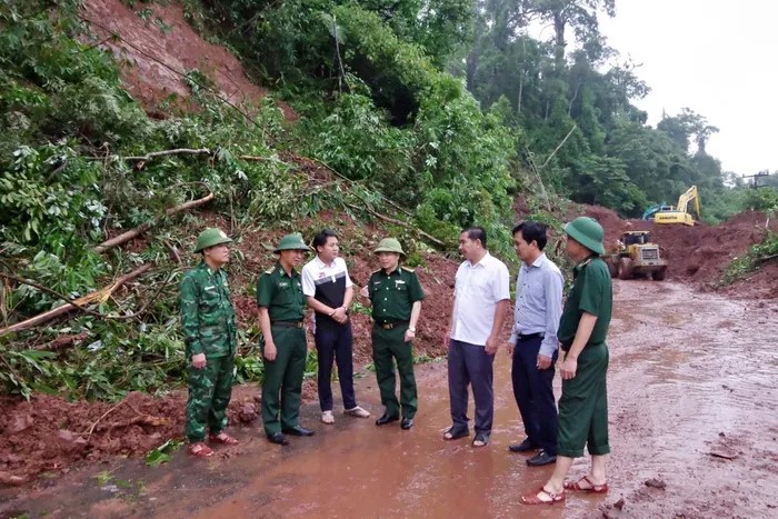 Bộ đội Biên phòng Hà Tĩnh giúp tỉnh Bôlykhămxay (Lào) khắc phục sạt lở tại đèo Đất.  Ảnh: BP.