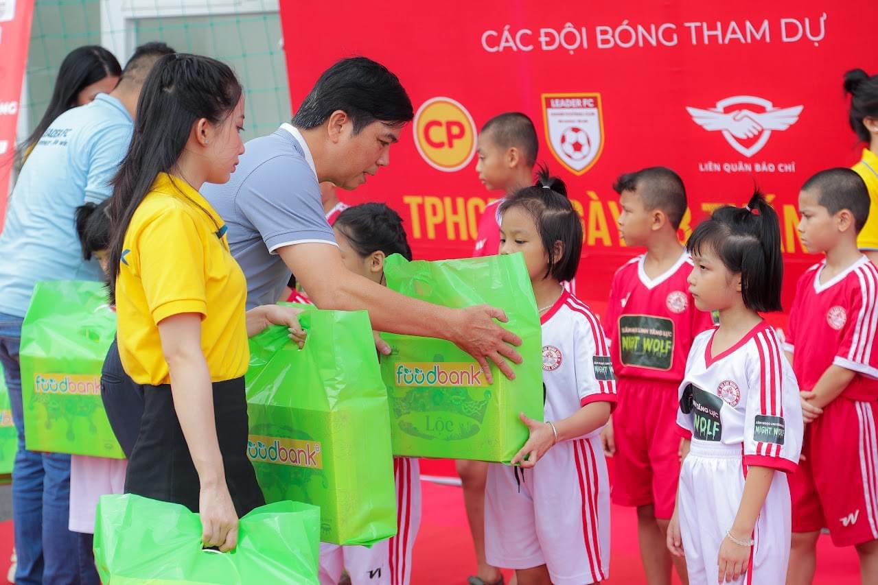 Nhiều trẻ em được tặng quà. Ảnh: NGUYỄN LY 