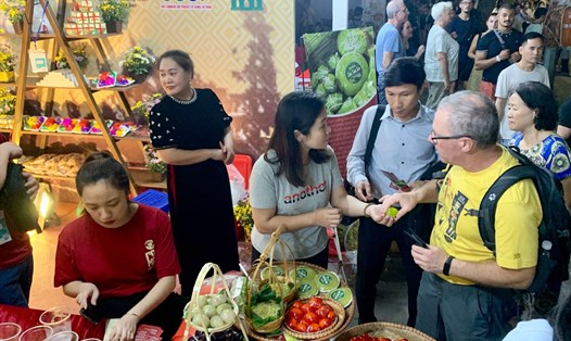 Người dân và du khách chen chân mua sắm đặc sản trong Lễ hội Du lịch Hà Nội hồi tháng 3.2023. Ảnh: Thuý Ngọc