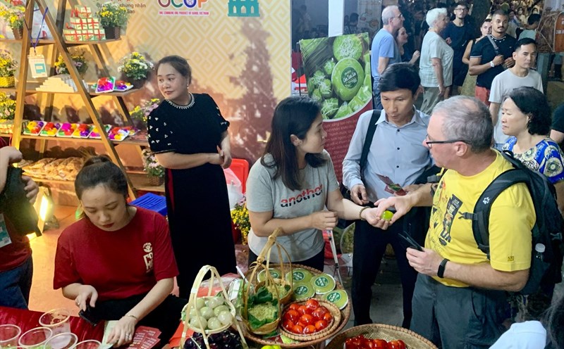 Người dân và du khách chen chân mua sắm đặc sản trong Lễ hội Du lịch Hà Nội hồi tháng 3.2023. Ảnh: Thuý Ngọc