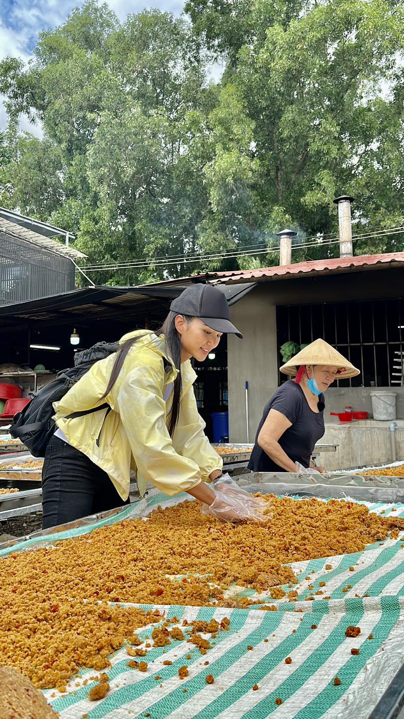 Nàng Hậu tiết lộ bản thân luôn yêu những khoảnh khắc lao động như thế này và rất thích được làm việc. Ảnh: FBNV.