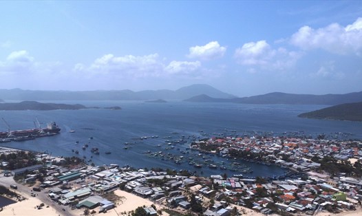 Tại Khu kinh tế Vân Phong, kinh tế biển là nền tảng với cảng trung chuyển container quốc tế và dịch vụ logistics. 
Ảnh: Hữu Long
