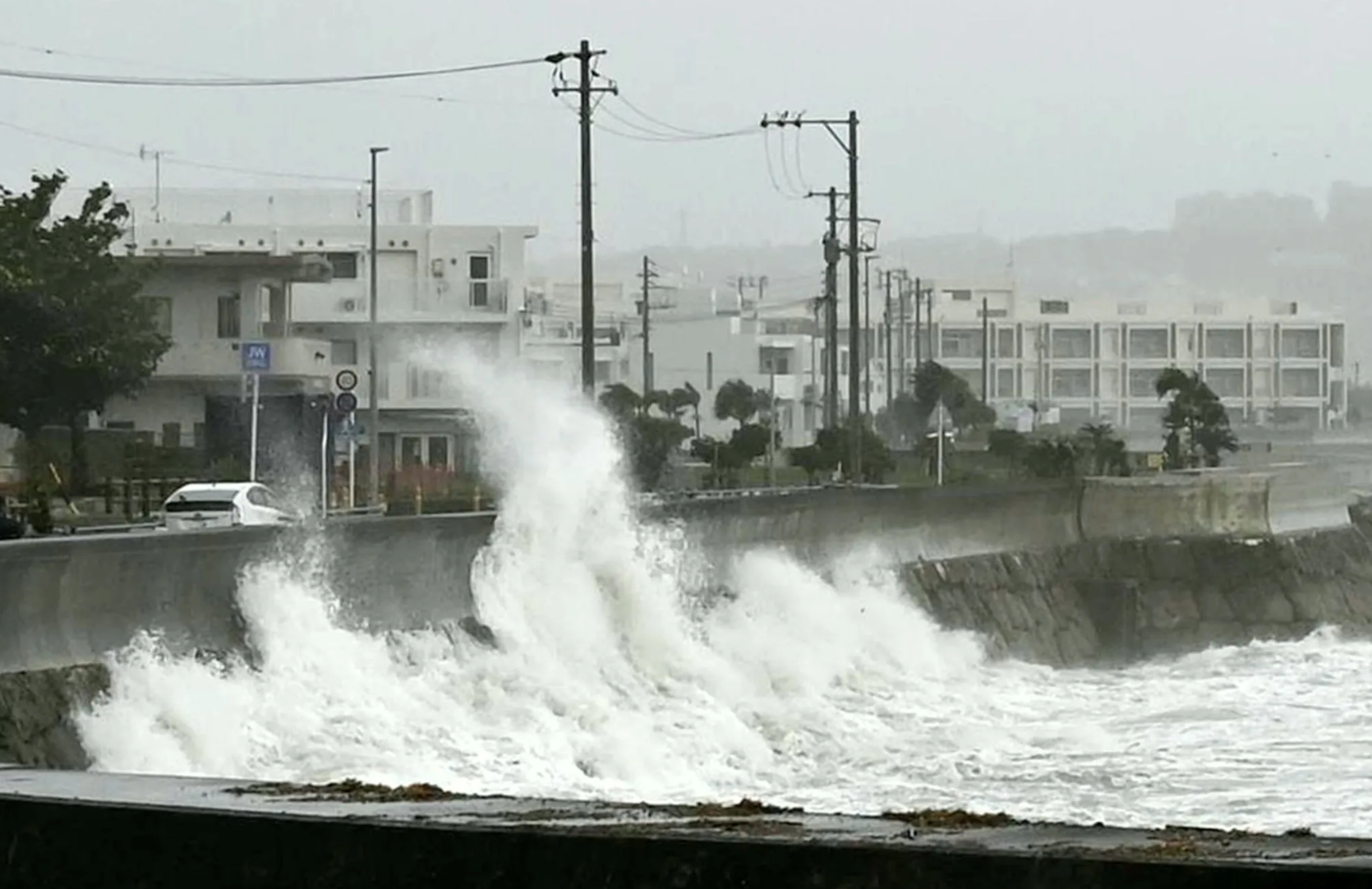 Bão Khanun gây sóng to ở Yoanbaru, Okinawa, Nhật Bản, ngày 2.8.2023. Ảnh: Yomiuri Shimbun