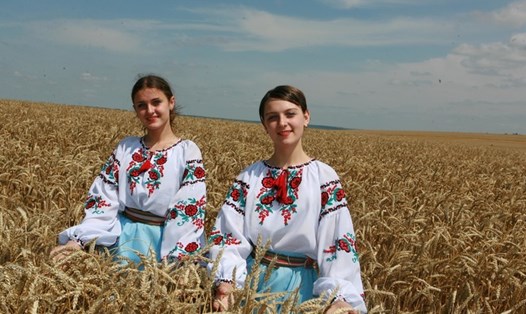 Các cô gái Ukraina trong trang phục truyền thống trên cánh đồng lúa mì ở bang Vinnitsa, miền tây Ukraina. Ảnh: Xinhua