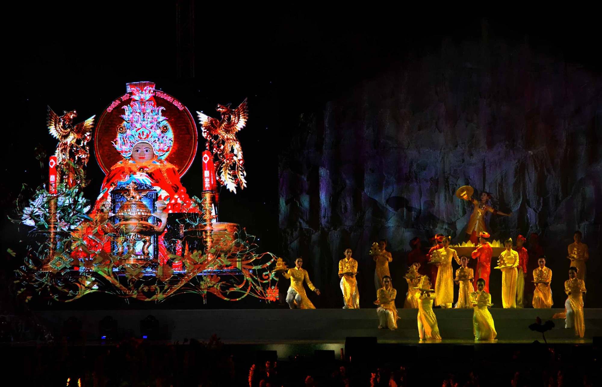 Hoạt động văn hoá, nghệ thuật trong thời gian diễn ra Lễ hội Vía Bà Chúa xứ Núi Sam. Ảnh: Lục Tùng